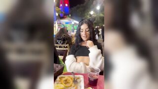 Italiana esibizionista esce le tette al ristoante