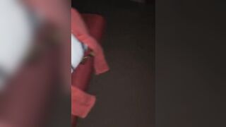 Moglie si masturba sul letto nuda