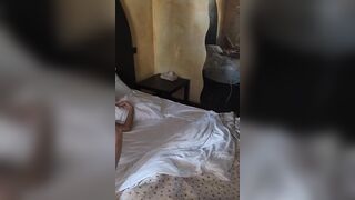 Moglie si masturba sul letto nuda