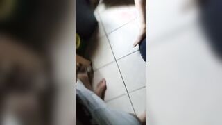 Si tocca la fica davanti a lui che si sega