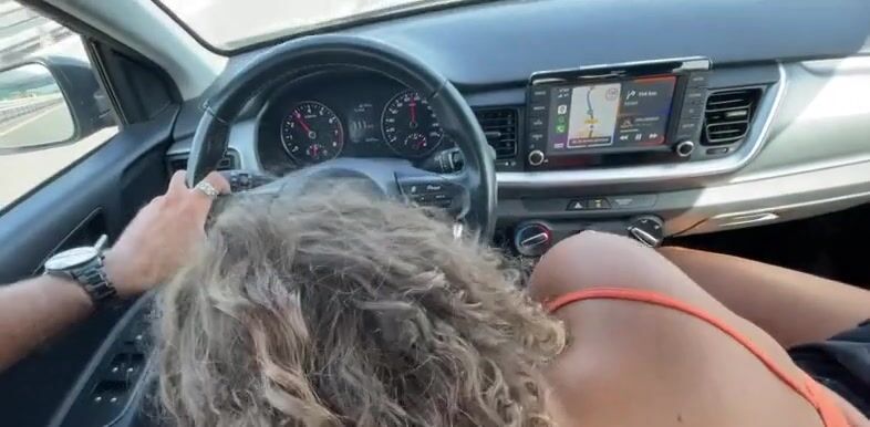 Gli succhio il cazzo in autostrada