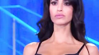 Marilena Scaramozzino e Deola Godini sfilata Ciao Darwin