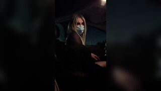 Le viene una gran voglia di cazzo in auto