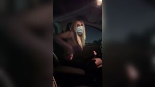 Le viene una gran voglia di cazzo in auto