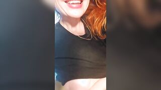 La mano scivola tra le gambe