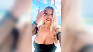 Non le sanno dentro quelle tettone