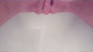 Moglie puttana pisci e lo prende in culo