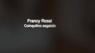 Si eccita beccando il coinquilino a segarsi e lo fa godere lei