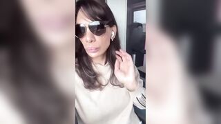 Upskirt in treno trans che mostra il cazzo