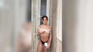 Le tettone di Goldiva nella doccia