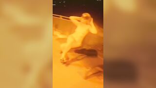 Moglie si spoglia e masturba al parco