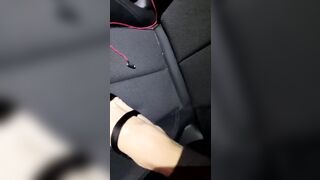 Emanuela culo e tette dalla macchina per i suoi fans