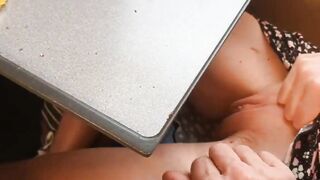 Non ha le mutandine - Ditalino a mia moglie in treno