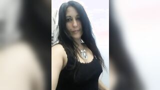 Nanda si masturba la fica col wurstel