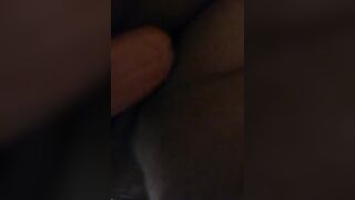 Nanda si masturba la fica col wurstel