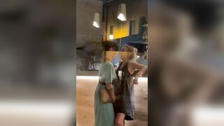 Milf italiane beccate a masturbarsi in un bar veneto