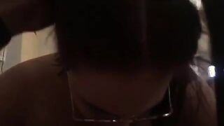 Alla troietta piace succhiare il cazzo