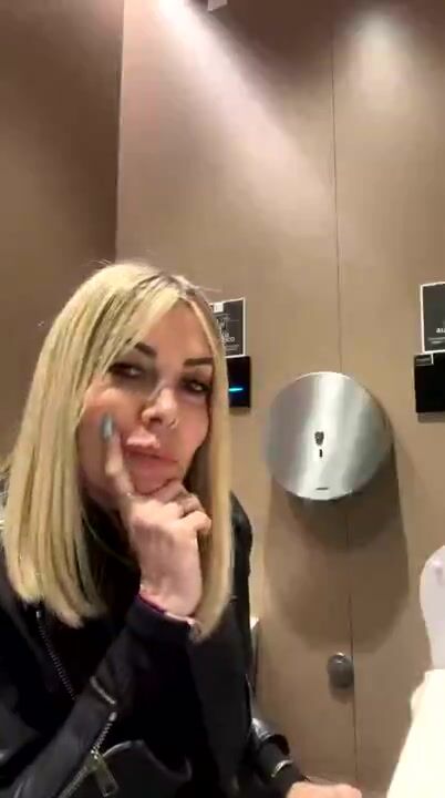 Diretta dal bagno pubblico Emanuela Mini Live Of