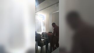 Montata a pecorina sulla tavola gode come una maiala