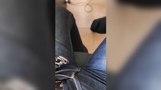 Con la mano dentro i jeans masturbandosi