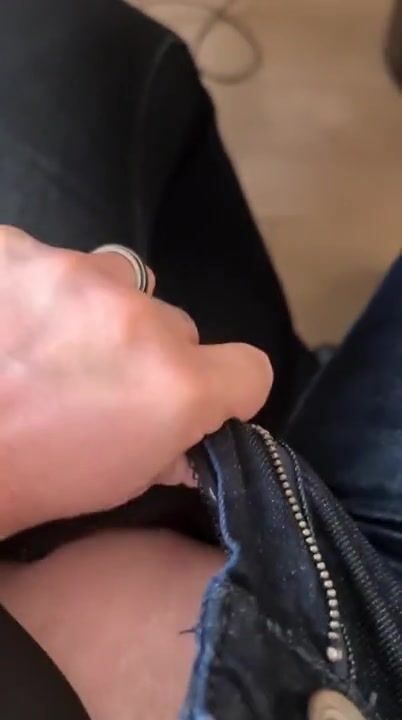 Con la mano dentro i jeans masturbandosi