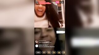 Leo guarda che tette - Ragazza latina esce le tettone agli amici