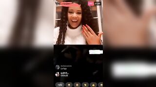 Leo guarda che tette - Ragazza latina esce le tettone agli amici