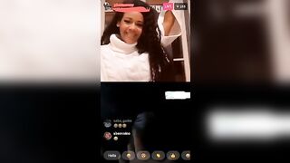 Leo guarda che tette - Ragazza latina esce le tettone agli amici