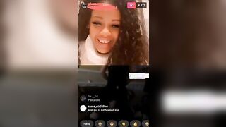 Leo guarda che tette - Ragazza latina esce le tettone agli amici