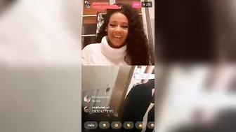 Leo guarda che tette - Ragazza latina esce le tettone agli amici