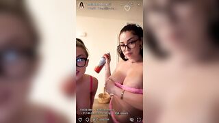 Ragazze tettone lesbicano e si leccano le tette con la panna montata OF