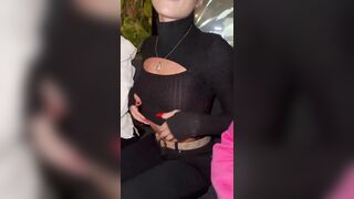 Amiche mostrano le tette e se le succhiano in un locale pubblico