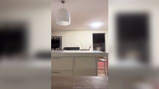 La calda Emanuela da la buonanotte ai suoi fans