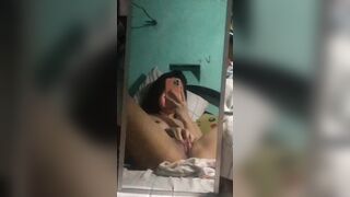 Studentessa si masturba e si riprende col cellulare