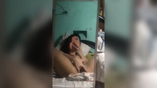 Studentessa si masturba e si riprende col cellulare