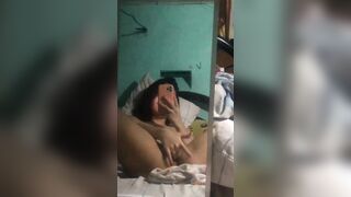 Studentessa si masturba e si riprende col cellulare