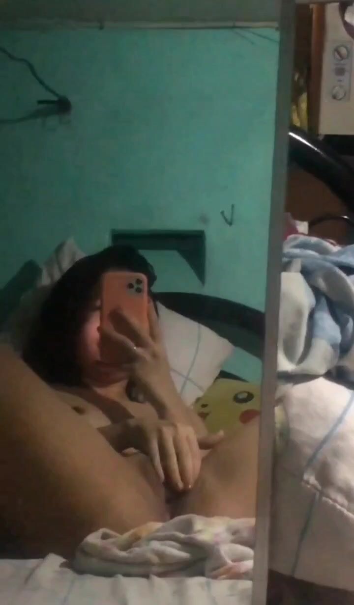 Studentessa si masturba e si riprende col cellulare
