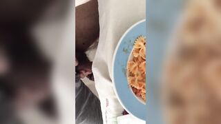 Durante la cena moglie mi fa un pompino sotto il tavolo