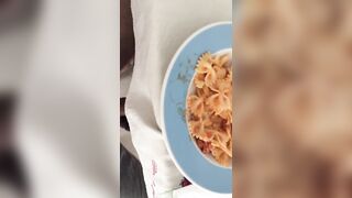 Durante la cena moglie mi fa un pompino sotto il tavolo