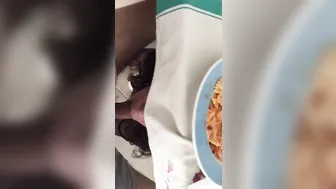 Durante la cena moglie mi fa un pompino sotto il tavolo