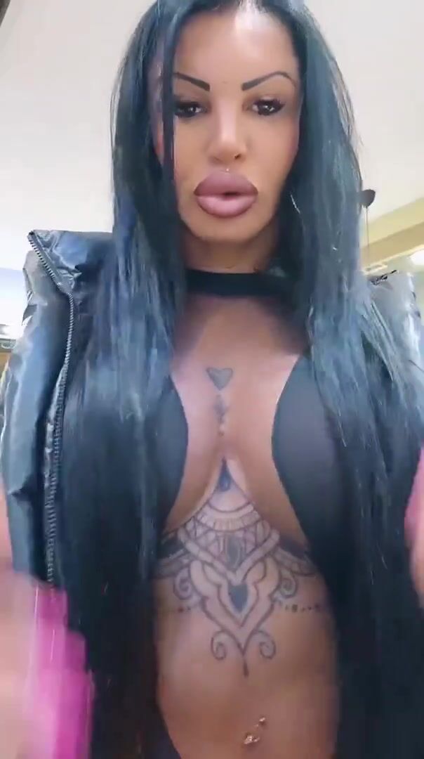 Sara Finizio escort transessuale napoletana fica