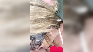 La sua bocca calda ed esperta sul mio cazzo duro