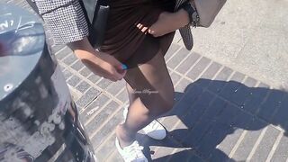 Ragazza esibizionista toglie slip in pubblico