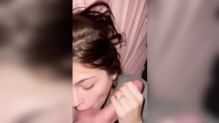 Bellissima fidanzata succhia il cazzo