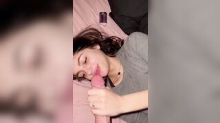 Bellissima fidanzata succhia il cazzo