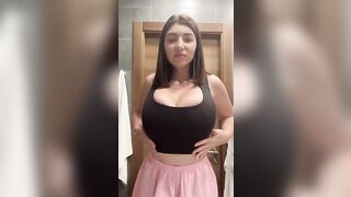 Ragazza italiana con due bocce favolose