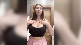 Ragazza italiana con due bocce favolose