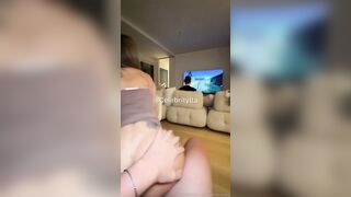 Pensa solo a giocare alla play e io ho voglia di cazzo Facciamolo cornuto