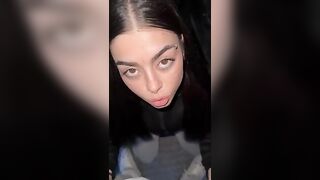 Se te lo succhio mi prometti che mi fai diventare famosa? Certo amore