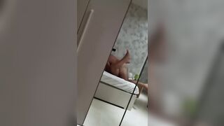 Il cornuto spia la sua troia scopare col bull